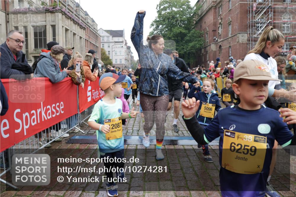 13.09.2026 - Kiel Lauf Yannick Fuchs http://msf.ph/oto/10274281 13.09.2026 08:36:47 Ziel 1031, 1128, 1470, 1808, 2464, 2581, 3088, 3098, 3651, 3809, 3887, 4697, 5667, 6145, 6357, 6479, 6813, 6983, 7059, 7153, 7633, 8662, 8771, 8995, 9251, 9591, 9958, 10438, 10753, 11853, 11935, 11945, 12317, 71, 308, 464, 465, 516, 569, 740, 858, 874, 923, 1407, 1648, 1727, 1829, 1875, 2310, 2328, 3149, 3246, 3434, 3532, 3656, 3689, 3868, 4002, 4007, 4473, 4474, 4495, 4500, 5481, 5486, 5499, 5658, 5842, 6101, 6143, 6308, 6452, 6469, 6470, 6474, 6475, 6491, 7128, 7136 meine-sportfotos.de