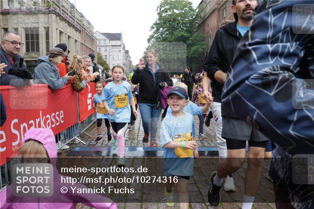 13.09.2026 - Kiel Lauf Yannick Fuchs http://msf.ph/oto/10274316 13.09.2026 08:36:49 Ziel 1031, 1128, 1470, 1808, 2581, 3098, 3651, 3809, 3887, 4697, 5667, 6145, 6357, 6479, 6813, 7153, 7633, 8662, 8771, 8995, 9251, 9591, 9762, 9958, 10438, 10753, 11853, 11935, 11945, 12317, 71, 308, 464, 465, 516, 569, 858, 874, 923, 1407, 1648, 1727, 1829, 1875, 2310, 2328, 2464, 3088, 3246, 3434, 3532, 3651, 3656, 3689, 3868, 4002, 4473, 4495, 4500, 5481, 5486, 5499, 5658, 5842, 6101, 6143, 6308, 6452, 6469, 6470, 6474, 6475, 6491, 6983, 7059, 7128, 7136, 71, 4002 meine-sportfotos.de