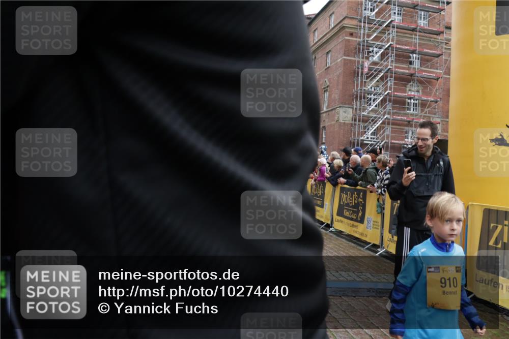 13.09.2026 - Kiel Lauf Yannick Fuchs http://msf.ph/oto/10274440 13.09.2026 08:36:53 Ziel 581, 1031, 1128, 1470, 1808, 2581, 3098, 3809, 3887, 4697, 5667, 6145, 6357, 6479, 6813, 6936, 7153, 7633, 7784, 8662, 8771, 9028, 9591, 9762, 9958, 10438, 11935, 11945, 12317, 308, 516, 874, 923, 1407, 1648, 1727, 1808, 1829, 1875, 2464, 3088, 3246, 3434, 3532, 3651, 3656, 3868, 4495, 4500, 5658, 5842, 6308, 6452, 6469, 6470, 6474, 6475, 6983, 7059, 7136, 8995, 9251, 1055, 5617, 7146, 7176, 71, 3434, 4002 meine-sportfotos.de