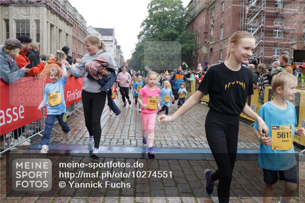 13.09.2026 - Kiel Lauf Yannick Fuchs http://msf.ph/oto/10274551 13.09.2026 08:36:58 Ziel 581, 1031, 1128, 1470, 2552, 2581, 3495, 4697, 5096, 5275, 5667, 6145, 6259, 6357, 6813, 6817, 6936, 7633, 7784, 7838, 8070, 8211, 8243, 8471, 8650, 8653, 8662, 9028, 9233, 9762, 11563, 12087, 12317, 516, 874, 1031, 1128, 1407, 1727, 1808, 1829, 2464, 3088, 3098, 3246, 3532, 3651, 3809, 3868, 3887, 4495, 4500, 4697, 5658, 6308, 6452, 6469, 6470, 6474, 6475, 6479, 6983, 7059, 7136, 7153, 8771, 8995, 9251, 9591, 9958, 1055, 2229, 4018, 4705, 5617, 7146, 7176, 71, 3434, 4002 meine-sportfotos.de