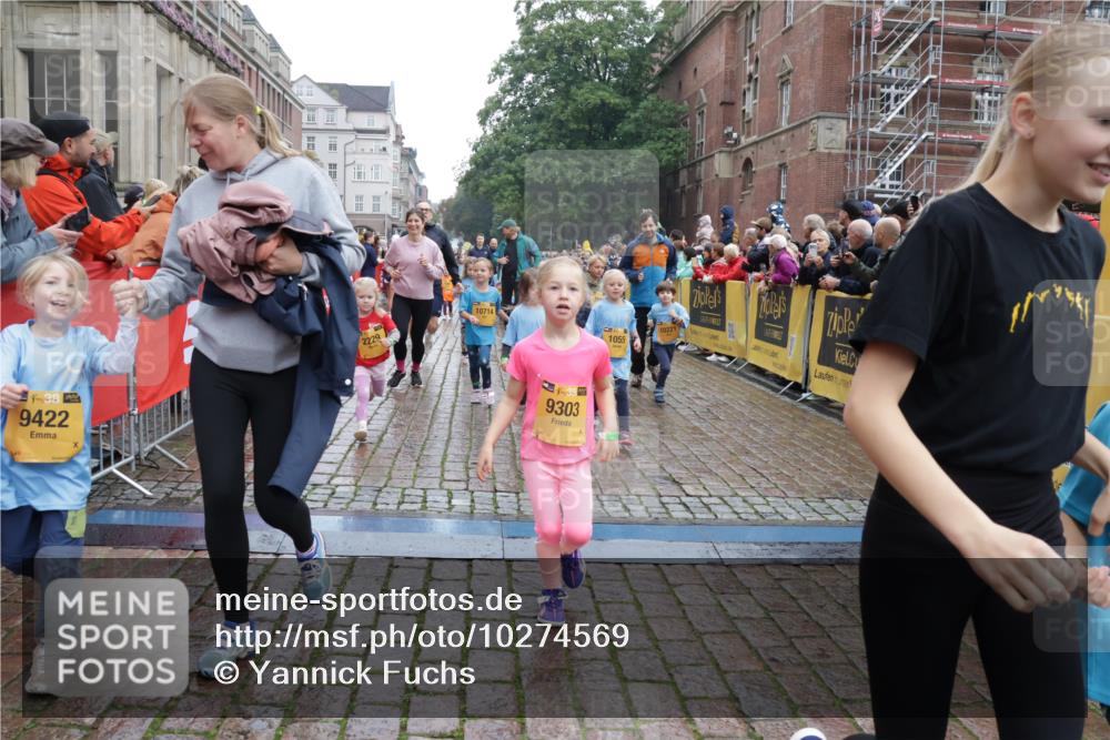 13.09.2026 - Kiel Lauf Yannick Fuchs http://msf.ph/oto/10274569 13.09.2026 08:36:59 Ziel 581, 910, 1470, 2552, 2581, 3495, 3815, 5096, 5275, 5667, 6145, 6259, 6357, 6813, 6817, 6936, 7633, 7784, 7838, 8070, 8211, 8243, 8471, 8650, 8653, 8662, 9028, 9233, 9762, 11563, 12087, 12317, 516, 874, 1031, 1128, 1407, 1470, 1727, 1808, 1829, 2464, 3088, 3098, 3246, 3532, 3651, 3809, 3868, 3887, 4697, 5658, 5667, 6308, 6452, 6469, 6470, 6474, 6475, 6479, 6983, 7059, 7136, 7153, 7633, 8771, 8995, 9251, 9591, 9958, 1055, 2229, 4018, 4705, 5617, 7146, 7176, 71, 3434, 4002 meine-sportfotos.de