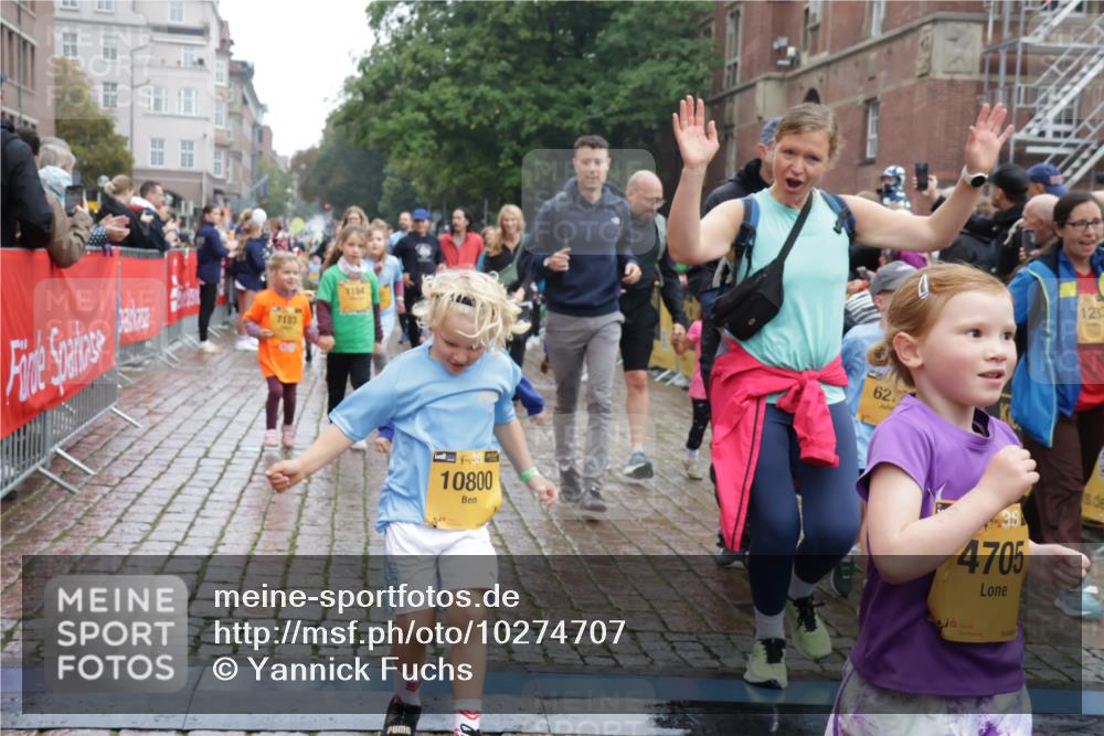 13.09.2026 - Kiel Lauf Yannick Fuchs http://msf.ph/oto/10274707 13.09.2026 08:37:05 Ziel 82, 581, 873, 910, 1283, 2552, 3495, 3815, 5096, 5275, 5288, 5617, 6259, 6440, 6817, 6936, 7176, 7784, 7838, 8070, 8184, 8211, 8243, 8471, 8650, 8653, 9028, 9233, 9586, 11206, 11563, 11800, 11806, 12087, 874, 1031, 1128, 1470, 1727, 1808, 2464, 2581, 3088, 3098, 3246, 3651, 3809, 3868, 3887, 4697, 5667, 6145, 6308, 6357, 6452, 6469, 6474, 6475, 6479, 6813, 6983, 7059, 7153, 7633, 8662, 8771, 8995, 9251, 9591, 9762, 9958, 1055, 2229, 4018, 4705, 7146 meine-sportfotos.de