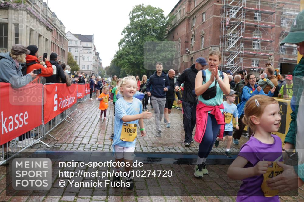 13.09.2026 - Kiel Lauf Yannick Fuchs http://msf.ph/oto/10274729 13.09.2026 08:37:05 Ziel 82, 581, 873, 910, 1283, 2552, 3495, 3815, 5096, 5275, 5288, 5617, 6259, 6440, 6817, 6936, 7176, 7784, 7838, 8070, 8184, 8211, 8243, 8471, 8650, 8653, 9028, 9233, 9586, 11206, 11563, 11800, 11806, 12087, 874, 1031, 1128, 1470, 1727, 1808, 2464, 2581, 3088, 3098, 3246, 3651, 3809, 3868, 3887, 4697, 5667, 6145, 6308, 6357, 6452, 6469, 6474, 6475, 6479, 6813, 6983, 7059, 7153, 7633, 8662, 8771, 8995, 9251, 9591, 9762, 9958, 1055, 2229, 4018, 4705, 7146 meine-sportfotos.de