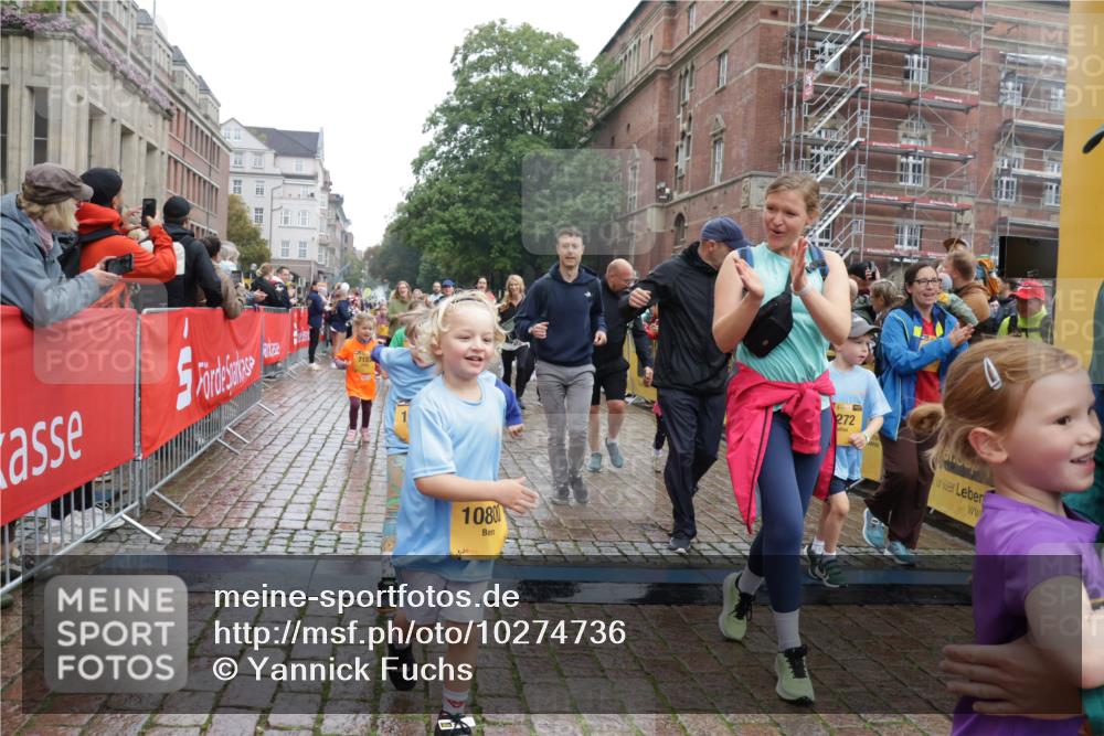 13.09.2026 - Kiel Lauf Yannick Fuchs http://msf.ph/oto/10274736 13.09.2026 08:37:05 Ziel 82, 581, 873, 910, 1283, 2552, 3495, 3815, 5096, 5275, 5288, 5617, 6259, 6440, 6817, 6936, 7176, 7784, 7838, 8070, 8184, 8211, 8243, 8471, 8650, 8653, 9028, 9233, 9586, 11206, 11563, 11800, 11806, 12087, 874, 1031, 1128, 1470, 1727, 1808, 2464, 2581, 3088, 3098, 3246, 3651, 3809, 3868, 3887, 4697, 5667, 6145, 6308, 6357, 6452, 6469, 6474, 6475, 6479, 6813, 6983, 7059, 7153, 7633, 8662, 8771, 8995, 9251, 9591, 9762, 9958, 1055, 2229, 4018, 4705, 7146 meine-sportfotos.de