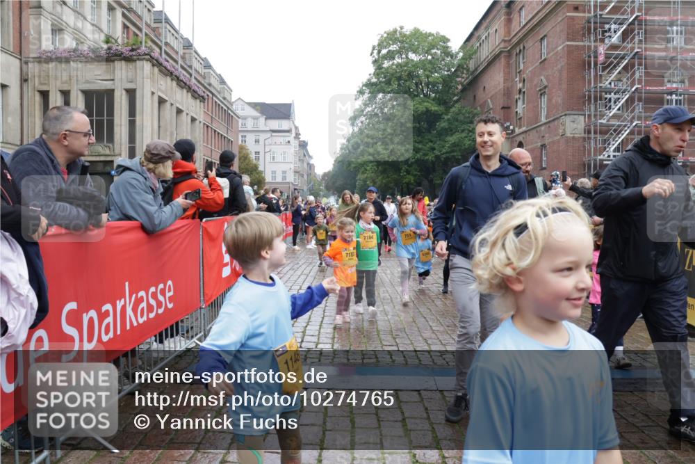 13.09.2026 - Kiel Lauf Yannick Fuchs http://msf.ph/oto/10274765 13.09.2026 08:37:07 Ziel 82, 581, 873, 910, 1283, 2552, 3495, 3815, 5096, 5275, 5288, 5617, 6259, 6440, 6817, 6936, 7146, 7176, 7838, 8070, 8184, 8211, 8243, 8471, 8650, 8653, 9028, 9233, 9303, 9422, 9586, 11206, 11563, 11800, 11806, 12087, 581, 1031, 1128, 1470, 1727, 1808, 2464, 2581, 3088, 3098, 3246, 3651, 3809, 3868, 3887, 4697, 5667, 6145, 6308, 6357, 6452, 6474, 6475, 6479, 6813, 6936, 6983, 7059, 7153, 7633, 7784, 8662, 8771, 8995, 9028, 9251, 9591, 9762, 9958, 1055, 2229, 4018, 4705 meine-sportfotos.de