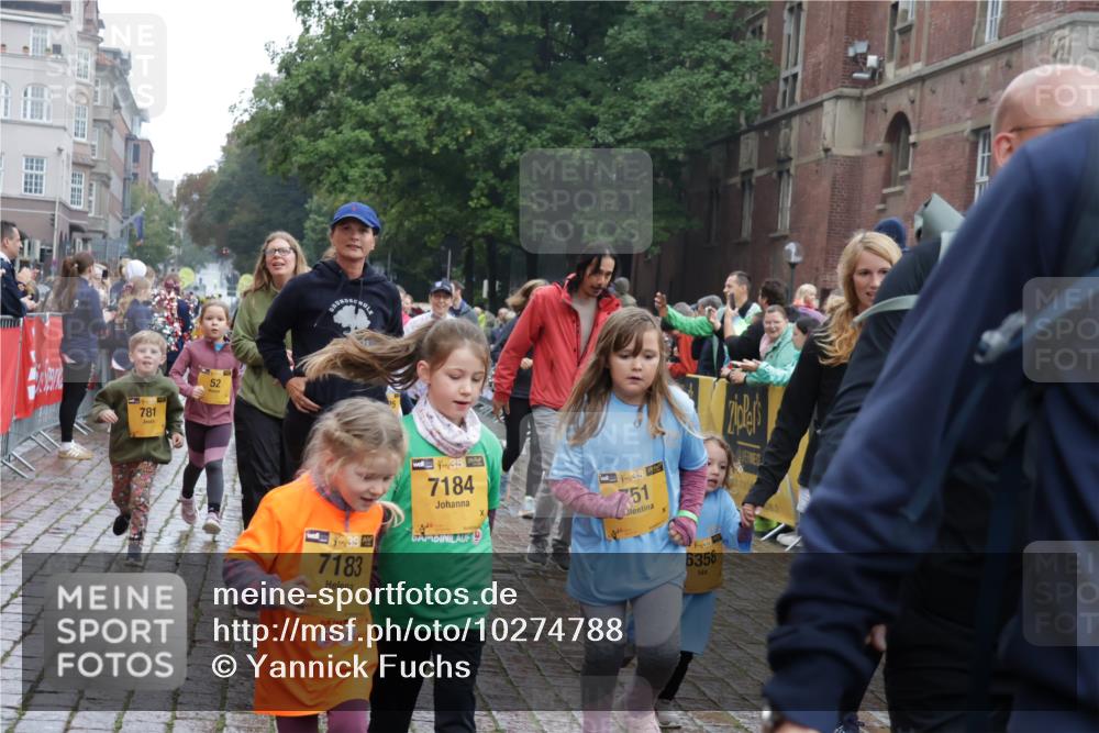 13.09.2026 - Kiel Lauf Yannick Fuchs http://msf.ph/oto/10274788 13.09.2026 08:37:08 Ziel 82, 873, 910, 1055, 1283, 2552, 3495, 3815, 5096, 5275, 5288, 5617, 6259, 6440, 6817, 7146, 7176, 7838, 8070, 8184, 8211, 8243, 8258, 8471, 8650, 8653, 9233, 9303, 9422, 9586, 11206, 11563, 11800, 11806, 12087, 581, 1031, 1128, 1470, 1808, 2464, 2581, 3088, 3098, 3246, 3651, 3809, 3887, 4697, 5667, 6145, 6308, 6357, 6452, 6474, 6475, 6479, 6813, 6936, 6983, 7059, 7153, 7633, 7784, 8662, 8771, 8995, 9028, 9251, 9591, 9762, 9958, 2229, 4018, 4705 meine-sportfotos.de