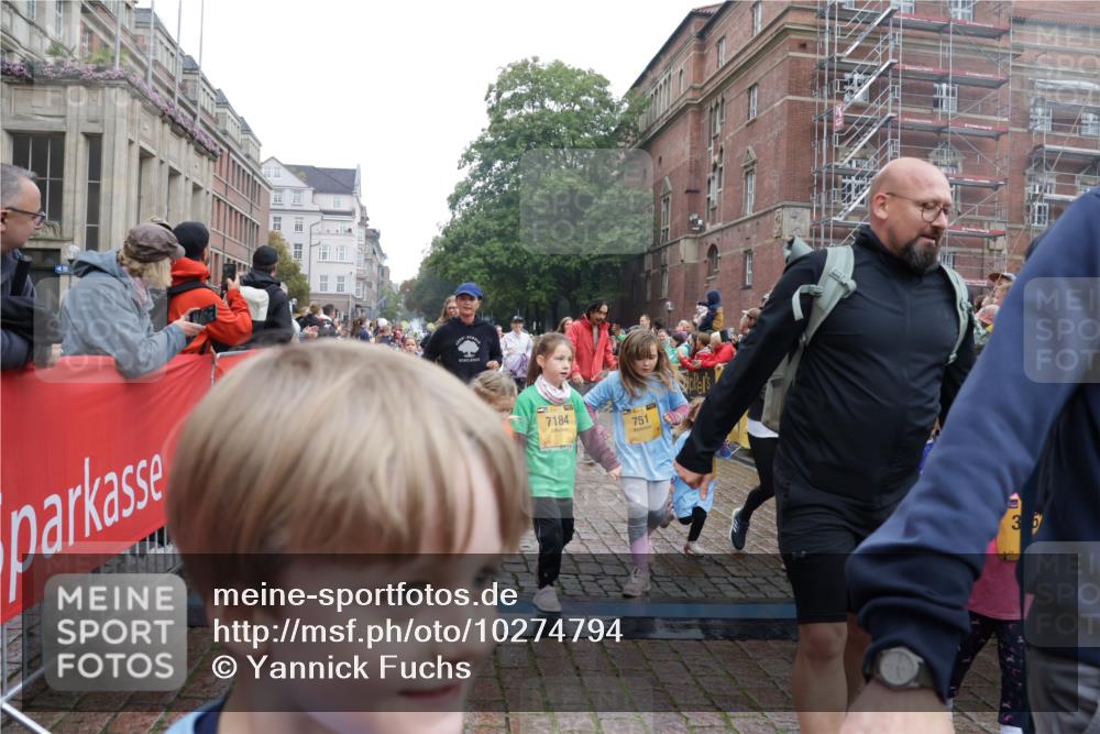 13.09.2026 - Kiel Lauf Yannick Fuchs http://msf.ph/oto/10274794 13.09.2026 08:37:08 Ziel 82, 873, 910, 1055, 1283, 2552, 3495, 3815, 5096, 5275, 5288, 5617, 6259, 6440, 6817, 7146, 7176, 7838, 8070, 8184, 8211, 8243, 8258, 8471, 8650, 8653, 9233, 9303, 9422, 9586, 11206, 11563, 11800, 11806, 12087, 581, 1031, 1128, 1470, 1808, 2464, 2581, 3088, 3098, 3246, 3651, 3809, 3887, 4697, 5667, 6145, 6308, 6357, 6452, 6474, 6475, 6479, 6813, 6936, 6983, 7059, 7153, 7633, 7784, 8662, 8771, 8995, 9028, 9251, 9591, 9762, 9958, 2229, 4018, 4705 meine-sportfotos.de