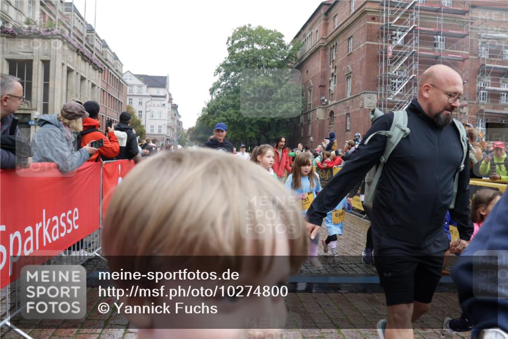 13.09.2026 - Kiel Lauf Yannick Fuchs http://msf.ph/oto/10274800 13.09.2026 08:37:08 Ziel 82, 873, 910, 1055, 1283, 2552, 3495, 3815, 5096, 5275, 5288, 5617, 6259, 6440, 6817, 7146, 7176, 7838, 8070, 8184, 8211, 8243, 8258, 8471, 8650, 8653, 9233, 9303, 9422, 9586, 11206, 11563, 11800, 11806, 12087, 581, 1031, 1128, 1470, 1808, 2464, 2581, 3088, 3098, 3246, 3651, 3809, 3887, 4697, 5667, 6145, 6308, 6357, 6452, 6474, 6475, 6479, 6813, 6936, 6983, 7059, 7153, 7633, 7784, 8662, 8771, 8995, 9028, 9251, 9591, 9762, 9958, 2229, 4018, 4705 meine-sportfotos.de