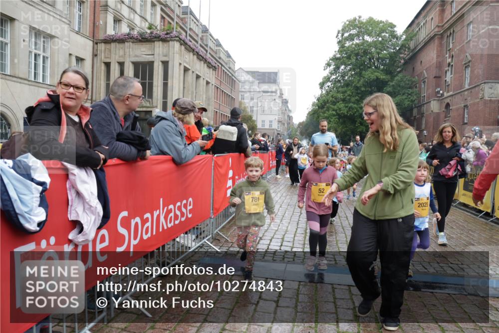 13.09.2026 - Kiel Lauf Yannick Fuchs http://msf.ph/oto/10274843 13.09.2026 08:37:11 Ziel 82, 873, 910, 1055, 1283, 2229, 2552, 3815, 4018, 5288, 5617, 6440, 6817, 7146, 7176, 7838, 8070, 8184, 8243, 8258, 8612, 8650, 8653, 8907, 9233, 9303, 9422, 9586, 10221, 10714, 11206, 11563, 11800, 11806, 581, 1031, 1128, 1470, 1808, 2464, 2581, 3088, 3098, 3495, 3651, 3809, 3887, 4697, 5096, 5275, 5667, 6145, 6259, 6357, 6479, 6813, 6936, 6983, 7059, 7153, 7633, 7784, 8070, 8211, 8471, 8653, 8662, 8771, 8995, 9028, 9251, 9591, 9762, 9958, 4705 meine-sportfotos.de
