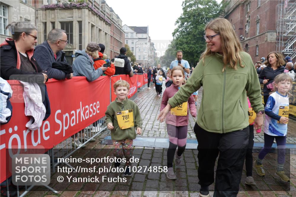 13.09.2026 - Kiel Lauf Yannick Fuchs http://msf.ph/oto/10274858 13.09.2026 08:37:12 Ziel 82, 873, 910, 1055, 1283, 2229, 2552, 3815, 4018, 4705, 5288, 5617, 6440, 6817, 7146, 7176, 7838, 8184, 8243, 8258, 8612, 8650, 8907, 9233, 9303, 9422, 9586, 10221, 10714, 11206, 11236, 11563, 11800, 11806, 581, 1031, 1128, 1470, 1808, 2464, 2552, 2581, 3088, 3098, 3495, 3651, 3809, 3887, 4697, 5096, 5275, 5667, 6145, 6259, 6357, 6479, 6813, 6817, 6936, 6983, 7059, 7153, 7633, 7784, 7838, 8070, 8211, 8243, 8471, 8650, 8653, 8662, 8771, 8995, 9028, 9251, 9591, 9762, 9958 meine-sportfotos.de