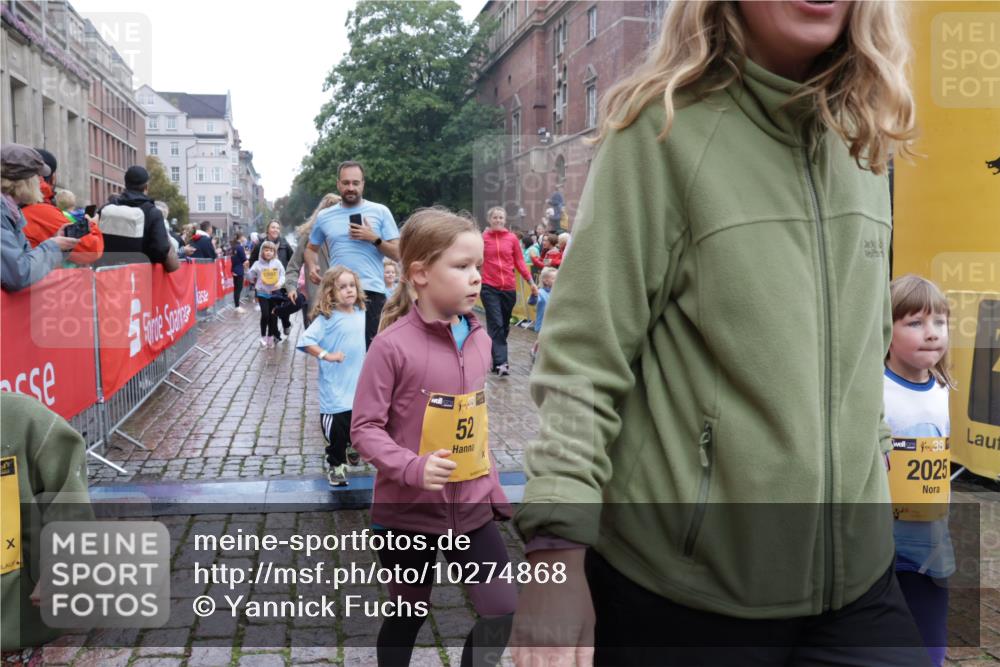 13.09.2026 - Kiel Lauf Yannick Fuchs http://msf.ph/oto/10274868 13.09.2026 08:37:13 Ziel 82, 873, 910, 1055, 1283, 2229, 3815, 4018, 4705, 5288, 5617, 6272, 6440, 7146, 7176, 8184, 8258, 8612, 8907, 9233, 9303, 9422, 9586, 10221, 10714, 10800, 11206, 11236, 11487, 11563, 11800, 11806, 581, 1031, 1128, 1470, 1808, 2464, 2552, 2581, 3088, 3098, 3495, 3651, 3809, 3887, 4697, 5096, 5275, 5667, 6145, 6259, 6357, 6479, 6813, 6817, 6936, 6983, 7059, 7153, 7633, 7784, 7838, 8070, 8211, 8243, 8471, 8650, 8653, 8662, 8771, 8995, 9028, 9233, 9251, 9591, 9762, 9958, 11563 meine-sportfotos.de