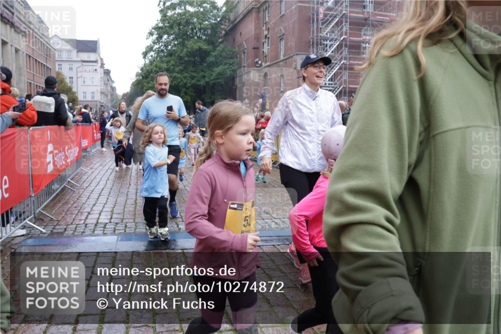13.09.2026 - Kiel Lauf Yannick Fuchs http://msf.ph/oto/10274872 13.09.2026 08:37:13 Ziel 82, 873, 910, 1055, 1283, 2229, 3815, 4018, 4705, 5288, 5617, 6272, 6440, 7146, 7176, 8184, 8258, 8612, 8907, 9233, 9303, 9422, 9586, 10221, 10714, 10800, 11206, 11236, 11487, 11563, 11800, 11806, 581, 1031, 1128, 1470, 1808, 2464, 2552, 2581, 3088, 3098, 3495, 3651, 3809, 3887, 4697, 5096, 5275, 5667, 6145, 6259, 6357, 6479, 6813, 6817, 6936, 6983, 7059, 7153, 7633, 7784, 7838, 8070, 8211, 8243, 8471, 8650, 8653, 8662, 8771, 8995, 9028, 9233, 9251, 9591, 9762, 9958, 11563 meine-sportfotos.de