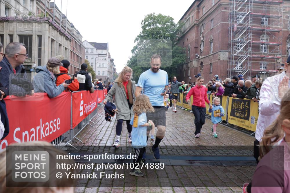 13.09.2026 - Kiel Lauf Yannick Fuchs http://msf.ph/oto/10274889 13.09.2026 08:37:14 Ziel 82, 873, 910, 1055, 1283, 2229, 3815, 4018, 4705, 5288, 5617, 5722, 6272, 6440, 7146, 7176, 8184, 8258, 8612, 8907, 9303, 9422, 9586, 10221, 10714, 10800, 11206, 11236, 11487, 11800, 11806, 581, 910, 1031, 1128, 1470, 1808, 2552, 2581, 3098, 3495, 3651, 3809, 3815, 3887, 4697, 5096, 5275, 5667, 6145, 6259, 6357, 6479, 6813, 6817, 6936, 7153, 7633, 7784, 7838, 8070, 8211, 8243, 8471, 8650, 8653, 8662, 8771, 8995, 9028, 9233, 9251, 9591, 9762, 9958, 11563 meine-sportfotos.de
