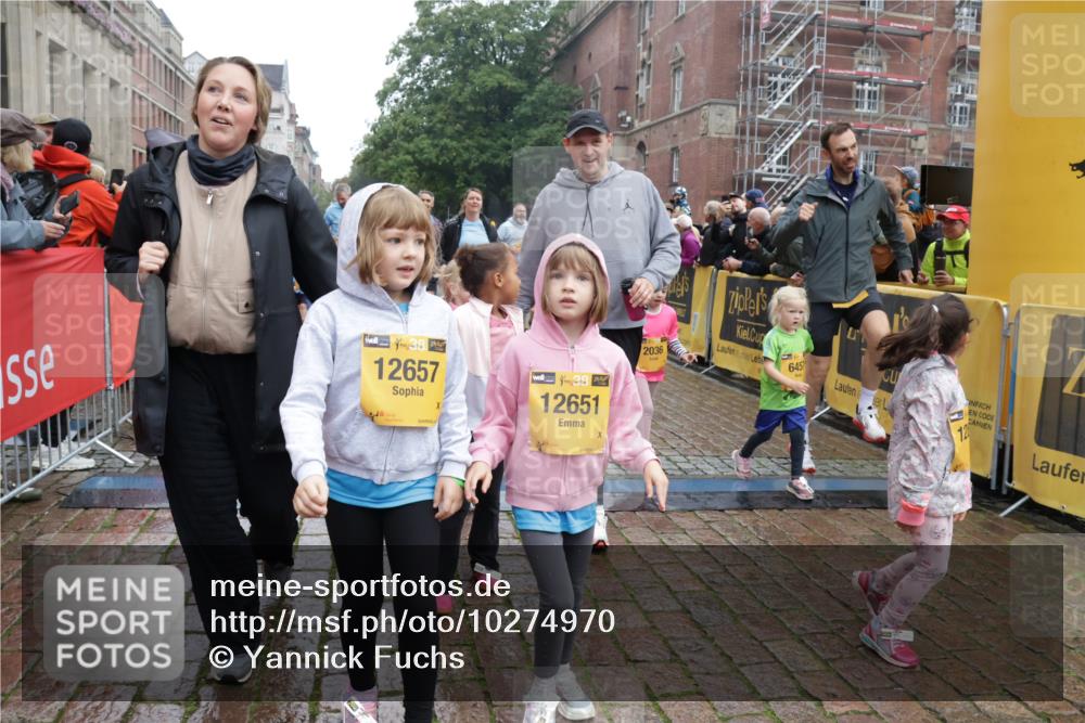 13.09.2026 - Kiel Lauf Yannick Fuchs http://msf.ph/oto/10274970 13.09.2026 08:37:18 Ziel 751, 1055, 2229, 2567, 3252, 4018, 4705, 5288, 5617, 5722, 6272, 6358, 7146, 7176, 7183, 7184, 8258, 8612, 8907, 9303, 9422, 9586, 10221, 10714, 10800, 11236, 11487, 11806, 12469, 82, 581, 873, 910, 1031, 1128, 1283, 1470, 1808, 2552, 2581, 3098, 3495, 3809, 3815, 3887, 4697, 5096, 5275, 5288, 5667, 6145, 6259, 6357, 6440, 6479, 6813, 6817, 6936, 7153, 7633, 7784, 7838, 8070, 8184, 8211, 8243, 8471, 8650, 8653, 8662, 8771, 9028, 9233, 9586, 9591, 9762, 9958, 11206, 11563 meine-sportfotos.de