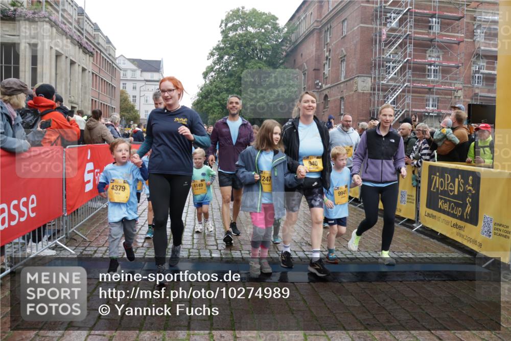 13.09.2026 - Kiel Lauf Yannick Fuchs http://msf.ph/oto/10274989 13.09.2026 08:37:21 Ziel 751, 781, 1055, 1233, 2025, 2229, 2567, 3252, 4018, 4705, 5722, 6272, 6358, 7146, 7183, 7184, 8258, 8612, 8907, 9303, 9422, 10221, 10714, 10800, 11236, 11487, 12469, 82, 581, 873, 910, 1031, 1128, 1283, 1470, 2552, 2581, 3495, 3809, 3815, 3887, 4697, 5096, 5275, 5288, 5617, 5667, 6145, 6259, 6357, 6440, 6479, 6813, 6817, 6936, 7176, 7633, 7784, 7838, 8070, 8184, 8211, 8243, 8471, 8650, 8653, 8662, 9028, 9233, 9303, 9422, 9586, 9591, 9762, 9958, 11206, 11563, 11806, 1470 meine-sportfotos.de
