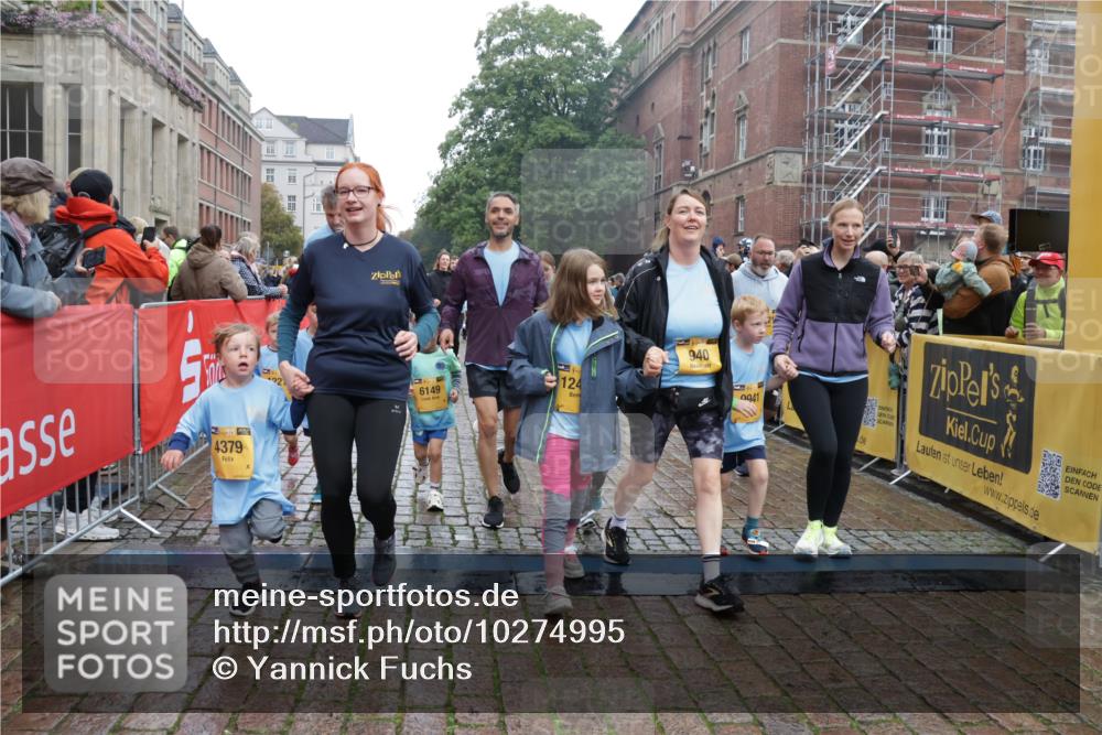 13.09.2026 - Kiel Lauf Yannick Fuchs http://msf.ph/oto/10274995 13.09.2026 08:37:21 Ziel 751, 781, 1055, 1233, 2025, 2229, 2567, 3252, 4018, 4705, 5722, 6272, 6358, 7146, 7183, 7184, 8258, 8612, 8907, 9303, 9422, 10221, 10714, 10800, 11236, 11487, 12469, 82, 581, 873, 910, 1031, 1128, 1283, 1470, 2552, 2581, 3495, 3809, 3815, 3887, 4697, 5096, 5275, 5288, 5617, 5667, 6145, 6259, 6357, 6440, 6479, 6813, 6817, 6936, 7176, 7633, 7784, 7838, 8070, 8184, 8211, 8243, 8471, 8650, 8653, 8662, 9028, 9233, 9303, 9422, 9586, 9591, 9762, 9958, 11206, 11563, 11806, 1470 meine-sportfotos.de