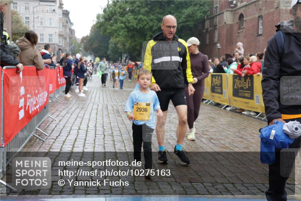 13.09.2026 - Kiel Lauf Yannick Fuchs http://msf.ph/oto/10275163 13.09.2026 08:37:37 Ziel 52, 1212, 1214, 1221, 2036, 2858, 3071, 3262, 3521, 4379, 5186, 5290, 6149, 6457, 6458, 6624, 9941, 12066, 12470, 12651, 12657, 12838, 82, 751, 781, 873, 910, 1055, 1233, 1283, 2025, 2229, 2552, 2567, 3252, 3815, 4018, 4705, 5288, 5617, 5722, 6272, 6358, 6440, 6817, 7146, 7176, 7183, 7184, 7838, 8184, 8243, 8258, 8612, 8650, 8907, 9233, 9303, 9422, 9586, 10221, 10714, 10800, 11206, 11236, 11487, 11563, 11806, 12469, 2936, 873, 910, 3815 meine-sportfotos.de