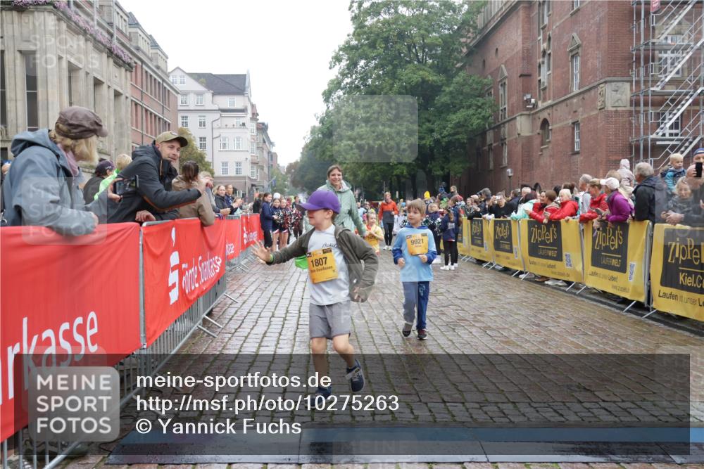 13.09.2026 - Kiel Lauf Yannick Fuchs http://msf.ph/oto/10275263 13.09.2026 08:37:46 Ziel 236, 278, 593, 1214, 1621, 2858, 4379, 5199, 5887, 6149, 6458, 7283, 7612, 9887, 10478, 52, 751, 781, 1055, 1212, 1221, 1233, 2025, 2036, 2229, 2567, 3071, 3252, 3262, 3521, 4018, 4379, 4705, 5186, 5290, 5722, 6272, 6358, 6457, 6624, 7146, 7183, 7184, 8258, 8612, 8907, 9303, 9422, 9941, 10221, 10714, 10800, 11236, 11487, 12066, 12469, 12470, 12651, 12657, 12838, 1807, 2936, 7477, 9791, 9921, 11412, 82, 873, 910, 1055, 1283, 3815, 4018, 5288, 5617, 6440, 7146, 8612 meine-sportfotos.de