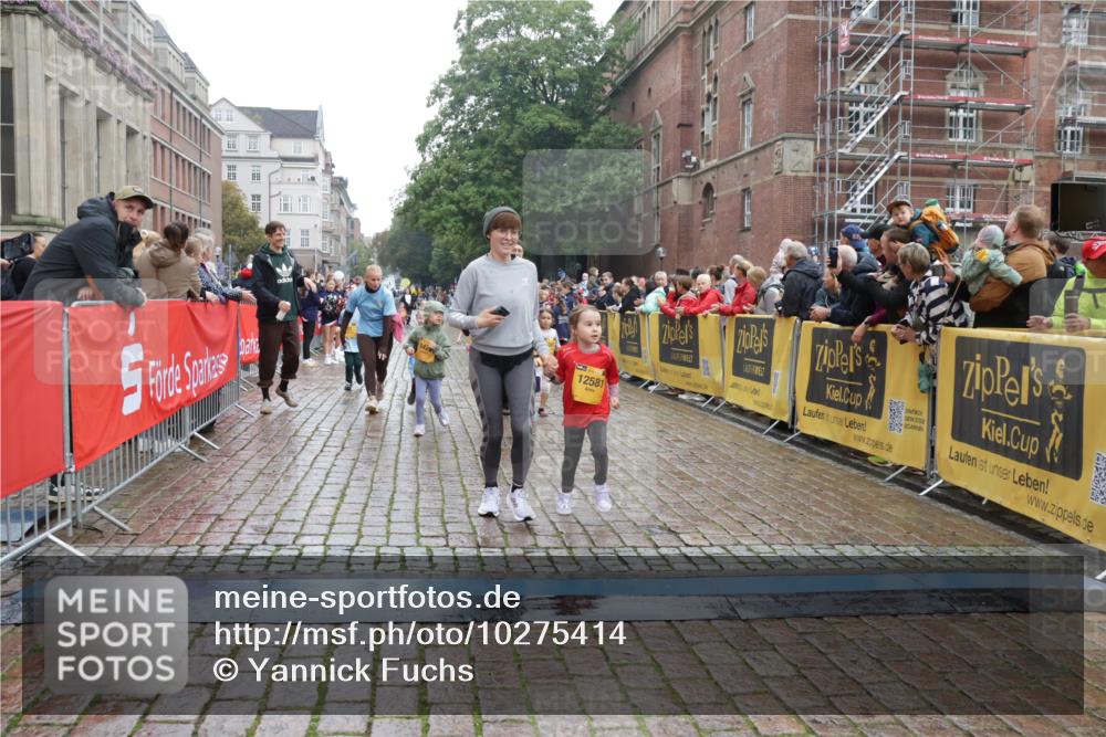 13.09.2026 - Kiel Lauf Yannick Fuchs http://msf.ph/oto/10275414 13.09.2026 08:37:56 Ziel 236, 278, 1807, 2936, 4490, 5199, 5709, 5887, 7283, 7612, 9887, 10478, 11899, 52, 593, 751, 781, 1212, 1214, 1221, 1233, 1621, 2025, 2036, 2567, 2858, 3071, 3262, 3521, 4379, 5186, 5290, 6149, 6358, 6457, 6458, 6624, 7183, 9941, 12066, 12469, 12470, 12651, 12657, 12838, 281, 4085, 4734, 7477, 8382, 8428, 9791, 9921, 11412, 11810, 12581, 751, 781, 1233, 2025, 2229, 2567, 3252, 4018, 4705, 5722, 6272, 6358, 7183, 7184, 8612, 8907, 10800, 11236, 12469 meine-sportfotos.de