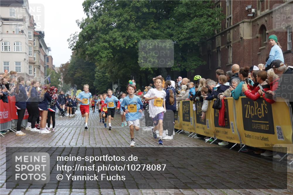 13.09.2026 - Kiel Lauf Yannick Fuchs http://msf.ph/oto/10278087 13.09.2026 08:51:07 Ziel 496, 1724, 2343, 10463, 10970, 11688, 497, 2125, 2443, 3106, 5792, 5959, 7511, 9612, 10957, 10987, 444, 909, 1238, 3683, 4159, 4741, 5010, 5211, 5439, 7033, 8883, 9929, 7511, 10359 meine-sportfotos.de