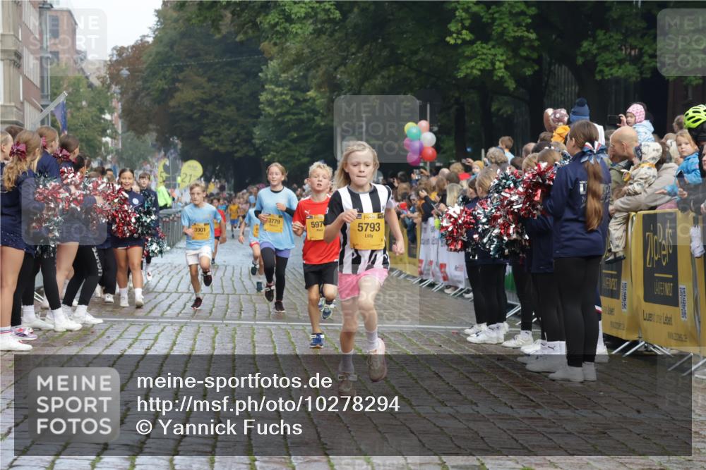 13.09.2026 - Kiel Lauf Yannick Fuchs http://msf.ph/oto/10278294 13.09.2026 08:51:16 Ziel 909, 1238, 1724, 3683, 4159, 4741, 5010, 7033, 10463, 10970, 11688, 496, 497, 2125, 2343, 3106, 5792, 5959, 9612, 10957, 10987, 444, 1243, 5211, 5439, 5793, 5906, 6699, 8206, 8657, 8883, 9379, 9929, 2443, 5792 meine-sportfotos.de