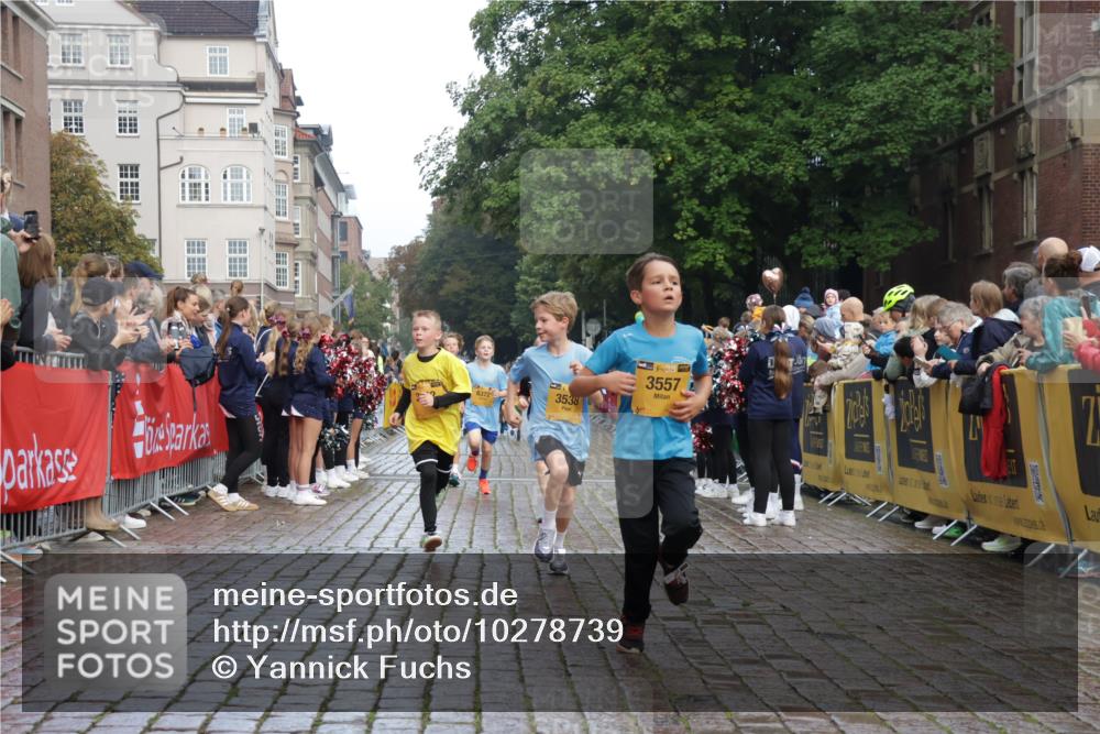 13.09.2026 - Kiel Lauf Yannick Fuchs http://msf.ph/oto/10278739 13.09.2026 08:51:42 Ziel 1210, 1243, 1572, 3779, 3901, 5130, 5169, 5580, 5793, 5976, 6532, 7521, 8538, 11448, 12467, 444, 909, 1238, 1724, 3683, 4159, 4741, 5010, 5211, 5439, 5906, 6699, 7033, 8206, 8657, 8883, 9379, 9929, 10463, 10970, 11688, 2020, 3392, 3538, 3557, 5810, 6205, 7171, 8543, 8700, 12102, 1724, 10970 meine-sportfotos.de