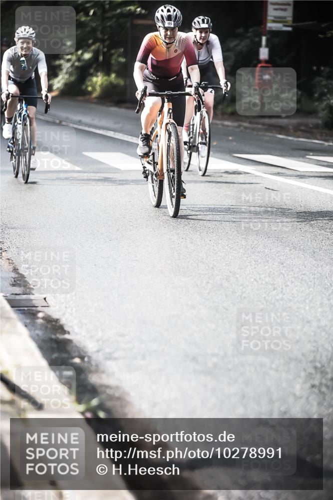13.09.2026 - Stadtparktriathlon H.Heesch http://msf.ph/oto/10278991 13.09.2026 10:44:33 Radfahren 277, 383, 405, 445, 454 meine-sportfotos.de