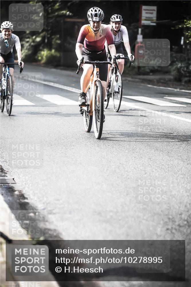 13.09.2026 - Stadtparktriathlon H.Heesch http://msf.ph/oto/10278995 13.09.2026 10:44:33 Radfahren 277, 383, 405, 445, 454 meine-sportfotos.de