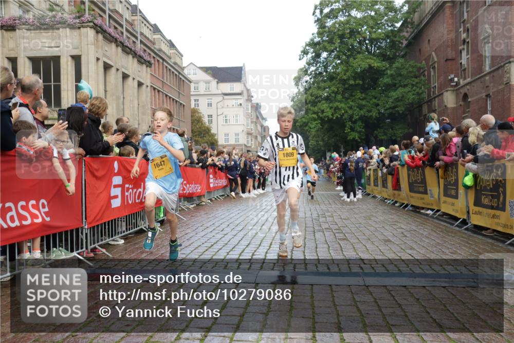 13.09.2026 - Kiel Lauf Yannick Fuchs http://msf.ph/oto/10279086 13.09.2026 08:52:04 Ziel 2015, 3392, 3538, 3557, 5810, 6205, 6372, 8477, 8736, 10826, 11608, 1210, 1243, 1572, 2020, 3779, 3901, 5130, 5169, 5580, 5793, 5906, 5976, 6532, 6699, 7171, 7521, 8206, 8538, 8543, 8700, 11448, 12102, 12467, 1647, 1809, 3178, 3871, 6517, 6937, 7034, 9381, 10102, 11752, 444, 5211, 5439, 5906, 6699, 8206, 8657, 8883, 9379, 9929 meine-sportfotos.de