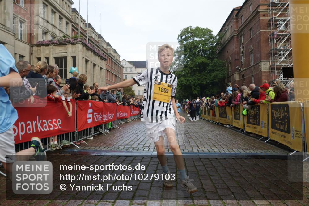 13.09.2026 - Kiel Lauf Yannick Fuchs http://msf.ph/oto/10279103 13.09.2026 08:52:04 Ziel 2015, 3392, 3538, 3557, 5810, 6205, 6372, 8477, 8736, 10826, 11608, 1210, 1243, 1572, 2020, 3779, 3901, 5130, 5169, 5580, 5793, 5906, 5976, 6532, 6699, 7171, 7521, 8206, 8538, 8543, 8700, 11448, 12102, 12467, 1647, 1809, 3178, 3871, 6517, 6937, 7034, 9381, 10102, 11752, 444, 5211, 5439, 5906, 6699, 8206, 8657, 8883, 9379, 9929 meine-sportfotos.de