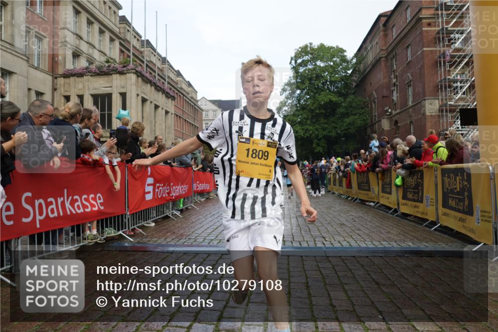 13.09.2026 - Kiel Lauf Yannick Fuchs http://msf.ph/oto/10279108 13.09.2026 08:52:05 Ziel 2015, 3178, 3392, 3538, 3557, 5810, 6205, 6372, 8477, 8736, 10826, 11608, 1210, 1243, 1572, 2020, 3779, 3901, 5130, 5169, 5580, 5793, 5906, 5976, 6205, 6532, 7171, 7521, 8206, 8538, 8543, 8700, 11448, 12102, 12467, 1647, 1809, 3871, 6517, 6937, 7034, 9381, 10102, 11752, 444, 1243, 5439, 5906, 6699, 8206, 8657, 8883, 9379, 9929 meine-sportfotos.de