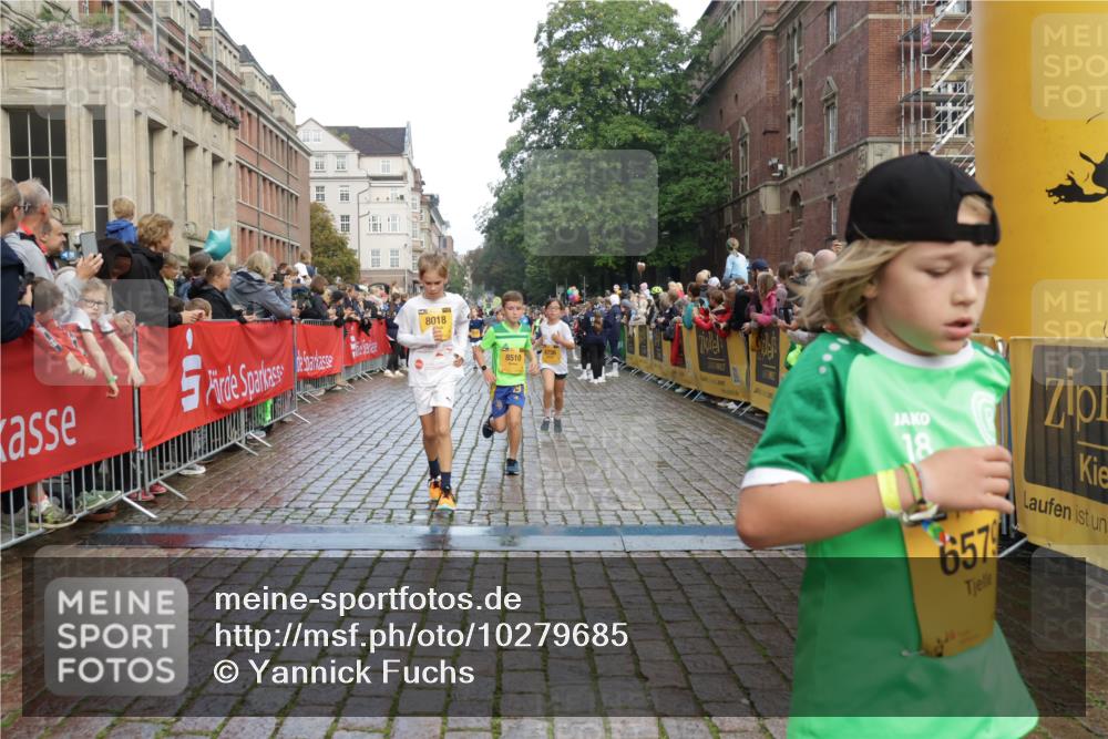 13.09.2026 - Kiel Lauf Yannick Fuchs http://msf.ph/oto/10279685 13.09.2026 08:52:48 Ziel 1799, 2402, 2609, 4158, 4668, 5121, 5147, 5334, 5405, 6210, 6283, 7025, 7423, 7611, 7894, 8745, 10414, 10991, 11248, 12397, 12454, 12488, 1647, 1809, 2613, 3782, 3871, 5075, 6517, 6937, 7881, 9381, 10102, 10396, 10779, 11752, 12460, 237, 1263, 4756, 5149, 5342, 5373, 6579, 7085, 8018, 8510, 8601, 10024, 10627, 11706, 2015, 3178, 3871, 7034, 8477, 8736, 10102, 10826 meine-sportfotos.de