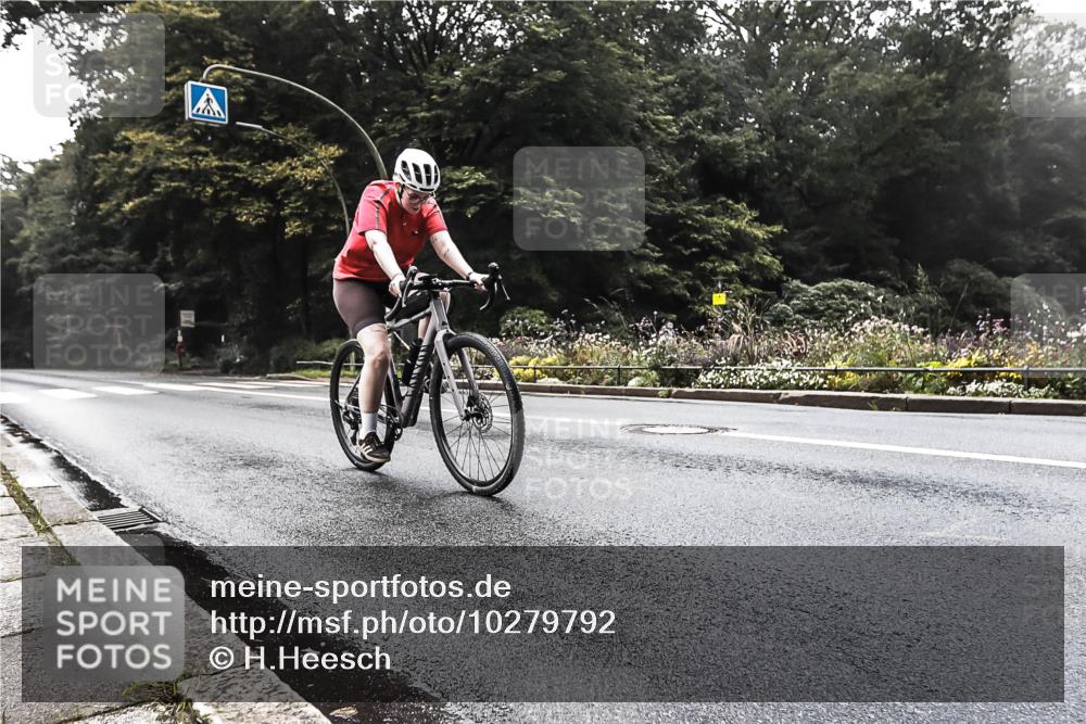 13.09.2026 - Stadtparktriathlon H.Heesch http://msf.ph/oto/10279792 13.09.2026 10:29:28 Radfahren 242, 283, 380, 398, 450 meine-sportfotos.de