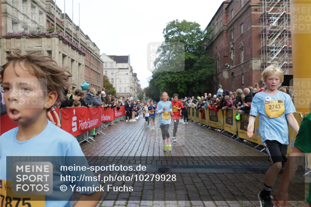 13.09.2026 - Kiel Lauf Yannick Fuchs http://msf.ph/oto/10279928 13.09.2026 08:53:05 Ziel 237, 1263, 4756, 5149, 5342, 5373, 6579, 7085, 8018, 8510, 8601, 10627, 11706, 1799, 2402, 2609, 2613, 3782, 4158, 4668, 5075, 5121, 5147, 5334, 5405, 6210, 6283, 7025, 7423, 7611, 7894, 8745, 10024, 10396, 10414, 10779, 10991, 11248, 12397, 12454, 12460, 12488, 347, 1919, 2570, 2743, 2985, 3316, 3419, 4060, 4291, 5284, 5344, 5436, 6103, 6846, 7170, 7875, 8095, 8541, 8819, 8947, 9410, 10390, 11455, 12168, 3782, 5075, 6517, 7881 meine-sportfotos.de