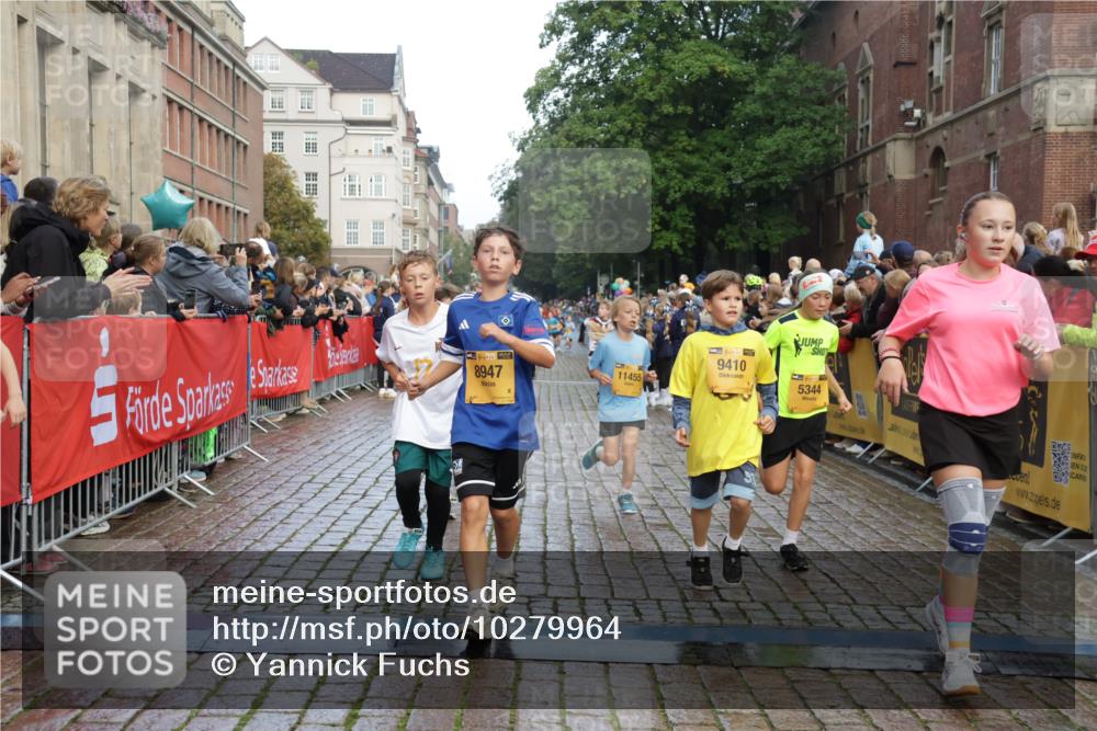 13.09.2026 - Kiel Lauf Yannick Fuchs http://msf.ph/oto/10279964 13.09.2026 08:53:08 Ziel 1263, 4060, 4756, 5342, 5373, 5436, 6579, 7085, 8018, 8510, 8601, 10390, 237, 1263, 1799, 2402, 2609, 2613, 4158, 4668, 5121, 5147, 5149, 5334, 5405, 6210, 6283, 7025, 7423, 7611, 7894, 8745, 10024, 10414, 10627, 10779, 10991, 11248, 11706, 12397, 12454, 12460, 12488, 347, 1919, 2570, 2614, 2743, 2985, 3210, 3316, 3328, 3419, 4291, 5284, 5344, 6103, 6846, 6894, 6979, 7170, 7635, 7875, 8095, 8541, 8819, 8947, 9410, 11455, 12168, 3782, 5075, 7881 meine-sportfotos.de