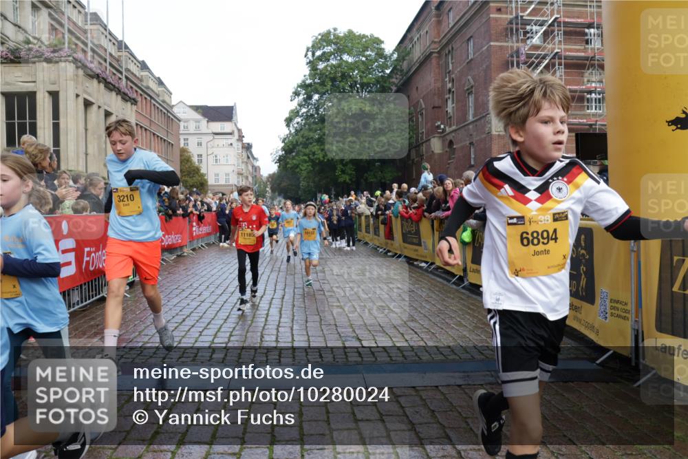 13.09.2026 - Kiel Lauf Yannick Fuchs http://msf.ph/oto/10280024 13.09.2026 08:53:12 Ziel 2985, 3316, 4060, 4756, 5342, 5436, 6103, 6579, 7085, 8018, 8510, 8541, 8601, 8819, 10390, 237, 1263, 1799, 2402, 2609, 2613, 4158, 4668, 5121, 5147, 5149, 5334, 5373, 5405, 6210, 6283, 6579, 7025, 7423, 7611, 7894, 8745, 10024, 10414, 10627, 10991, 11248, 11706, 12397, 12454, 12488, 347, 1159, 1919, 2570, 2614, 2743, 3210, 3328, 3419, 4291, 5177, 5284, 5344, 6846, 6894, 6979, 7170, 7240, 7635, 7875, 8095, 8857, 8947, 9410, 10122, 11455, 12168, 2613, 3782, 5075 meine-sportfotos.de