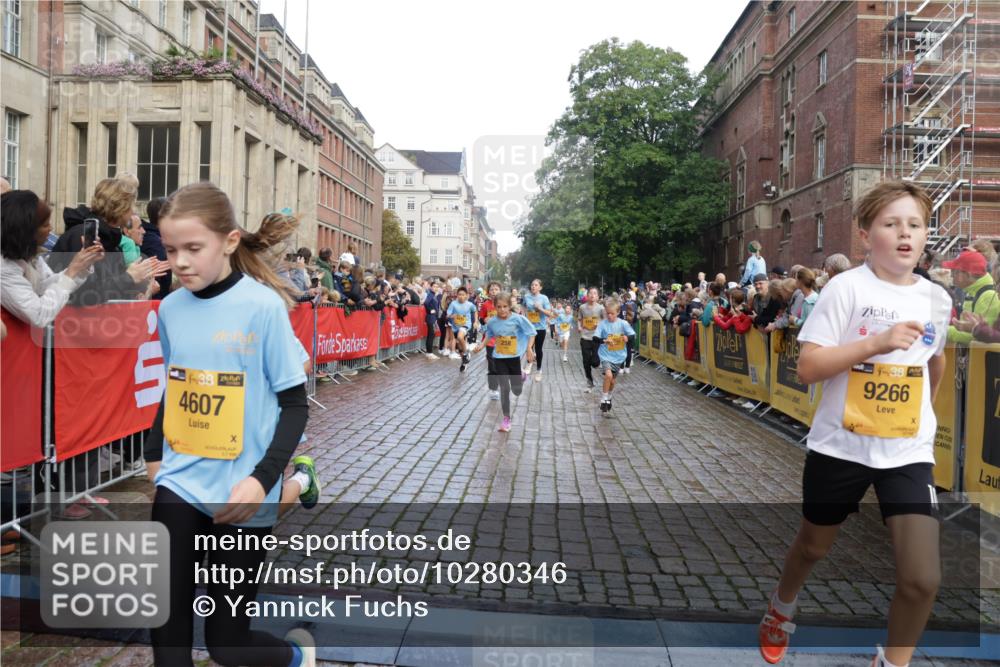 13.09.2026 - Kiel Lauf Yannick Fuchs http://msf.ph/oto/10280346 13.09.2026 08:53:34 Ziel 347, 888, 1159, 2016, 2570, 2614, 3210, 3328, 5177, 5344, 5455, 6004, 6846, 6894, 6979, 7240, 7635, 8525, 8857, 8947, 9410, 9816, 10122, 11185, 11455, 11593, 11830, 347, 1919, 2570, 2743, 2985, 3316, 3419, 4060, 4291, 4756, 5284, 5342, 5373, 5436, 6103, 6579, 7085, 7170, 7875, 8018, 8095, 8510, 8541, 8601, 8819, 8947, 10390, 12168, 193, 258, 262, 1149, 1332, 1529, 2447, 3234, 4607, 4791, 5120, 5432, 6267, 6628, 6702, 8024, 8671, 8968, 10997, 5147, 10024, 12488 meine-sportfotos.de