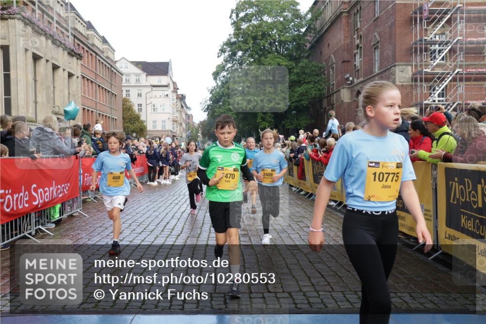 13.09.2026 - Kiel Lauf Yannick Fuchs http://msf.ph/oto/10280553 13.09.2026 08:53:51 Ziel 193, 258, 262, 1332, 1529, 1823, 2141, 2447, 3234, 4607, 4791, 5120, 5432, 6267, 6628, 6702, 6733, 7341, 7815, 8006, 8332, 8671, 9266, 10726, 10997, 11170, 12511, 12548, 12711, 12828, 347, 888, 1149, 1159, 1919, 2016, 2570, 2614, 2743, 3210, 3328, 3419, 4291, 5120, 5177, 5284, 5344, 5455, 6004, 6103, 6846, 6894, 6979, 7170, 7240, 7635, 7875, 8024, 8095, 8525, 8541, 8671, 8819, 8857, 8947, 8968, 9410, 9816, 10122, 10997, 11185, 11455, 11593, 11830, 12168, 12548, 120, 488 meine-sportfotos.de