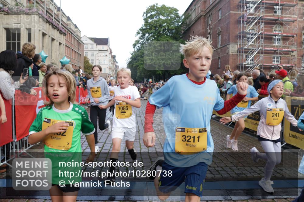 13.09.2026 - Kiel Lauf Yannick Fuchs http://msf.ph/oto/10280738 13.09.2026 08:54:10 Ziel 488, 1244, 1463, 1540, 2489, 4059, 4618, 4717, 4956, 5236, 5586, 5993, 6134, 7470, 9291, 9850, 9880, 10775, 10868, 11672, 12111, 12112, 12829, 120, 193, 258, 262, 888, 1149, 1332, 1529, 1823, 2122, 2141, 2324, 2447, 3234, 4607, 4791, 4956, 5120, 5432, 5586, 6004, 6267, 6628, 6702, 6733, 7341, 7815, 8006, 8024, 8332, 8525, 8671, 8968, 9266, 9816, 10726, 10997, 11170, 11593, 12511, 12548, 12663, 12711, 12828, 241, 1218, 2610, 2742, 3211, 3896, 3936, 4494 meine-sportfotos.de