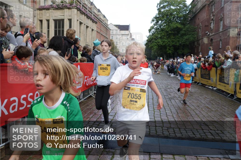 13.09.2026 - Kiel Lauf Yannick Fuchs http://msf.ph/oto/10280741 13.09.2026 08:54:10 Ziel 488, 1244, 1463, 1540, 2489, 4059, 4618, 4717, 4956, 5236, 5586, 5993, 6134, 7470, 9291, 9850, 9880, 10775, 10868, 11672, 12111, 12112, 12829, 120, 193, 258, 262, 888, 1149, 1332, 1529, 1823, 2122, 2141, 2324, 2447, 3234, 4607, 4791, 4956, 5120, 5432, 5586, 6004, 6267, 6628, 6702, 6733, 7341, 7815, 8006, 8024, 8332, 8525, 8671, 8968, 9266, 9816, 10726, 10997, 11170, 11593, 12511, 12548, 12663, 12711, 12828, 241, 1218, 2610, 2742, 3211, 3896, 3936, 4494 meine-sportfotos.de