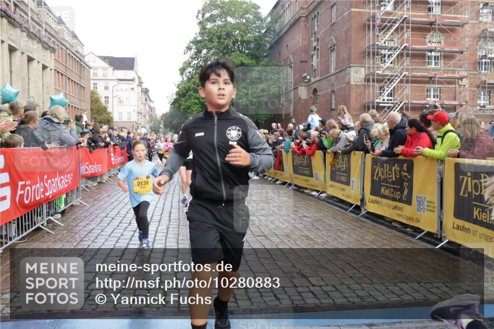 13.09.2026 - Kiel Lauf Yannick Fuchs http://msf.ph/oto/10280883 13.09.2026 08:54:22 Ziel 241, 1218, 1463, 2610, 2742, 3211, 3896, 4059, 4419, 4494, 4731, 5041, 5462, 6030, 6134, 6214, 6618, 7055, 8545, 9291, 9447, 9714, 10920, 10937, 11468, 11672, 11840, 120, 193, 258, 262, 488, 1244, 1529, 1540, 1823, 2122, 2141, 2324, 2489, 3234, 4607, 4618, 4717, 4791, 4956, 5236, 5432, 5586, 5993, 6267, 6628, 6733, 7341, 7470, 7815, 8006, 8332, 9266, 9850, 9880, 10726, 10775, 10868, 12111, 12112, 12663, 12711, 12829, 1701, 2139, 3936 meine-sportfotos.de