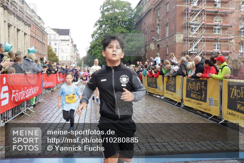 13.09.2026 - Kiel Lauf Yannick Fuchs http://msf.ph/oto/10280885 13.09.2026 08:54:22 Ziel 241, 1218, 1463, 2610, 2742, 3211, 3896, 4059, 4419, 4494, 4731, 5041, 5462, 6030, 6134, 6214, 6618, 7055, 8545, 9291, 9447, 9714, 10920, 10937, 11468, 11672, 11840, 120, 193, 258, 262, 488, 1244, 1529, 1540, 1823, 2122, 2141, 2324, 2489, 3234, 4607, 4618, 4717, 4791, 4956, 5236, 5432, 5586, 5993, 6267, 6628, 6733, 7341, 7470, 7815, 8006, 8332, 9266, 9850, 9880, 10726, 10775, 10868, 12111, 12112, 12663, 12711, 12829, 1701, 2139, 3936 meine-sportfotos.de