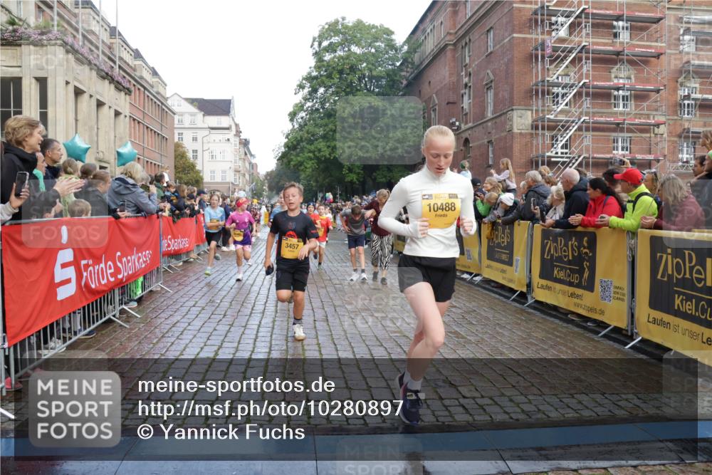13.09.2026 - Kiel Lauf Yannick Fuchs http://msf.ph/oto/10280897 13.09.2026 08:54:24 Ziel 241, 1218, 1463, 2610, 2742, 3211, 3896, 3936, 4059, 4419, 4494, 4731, 5041, 5462, 6030, 6214, 6618, 6740, 6945, 7055, 8110, 8111, 8545, 9447, 9714, 10920, 10937, 11468, 11672, 11840, 120, 193, 258, 262, 488, 1244, 1529, 1540, 1823, 2122, 2141, 2324, 2489, 4059, 4607, 4618, 4717, 4791, 4956, 5236, 5432, 5586, 5993, 6134, 6267, 6733, 7341, 7470, 7815, 8006, 8332, 9266, 9291, 9850, 9880, 10726, 10775, 10868, 12111, 12112, 12663, 12711, 12829, 1701, 2139 meine-sportfotos.de