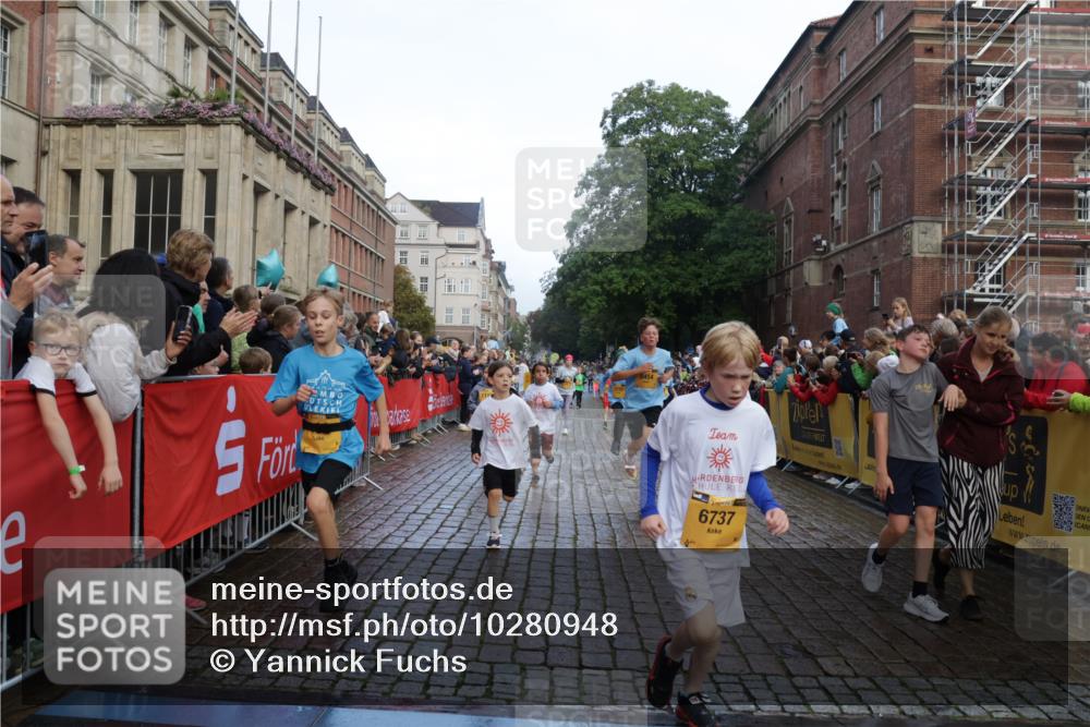 13.09.2026 - Kiel Lauf Yannick Fuchs http://msf.ph/oto/10280948 13.09.2026 08:54:28 Ziel 241, 1218, 2742, 3211, 3896, 3936, 4419, 4494, 4731, 5041, 5462, 5693, 6030, 6214, 6618, 6740, 6945, 7055, 7774, 8110, 8111, 8545, 9447, 9714, 10937, 11656, 120, 193, 488, 1244, 1463, 1529, 1540, 1823, 2122, 2141, 2324, 2489, 2610, 4059, 4618, 4717, 4791, 4956, 5236, 5432, 5586, 5993, 6134, 6733, 7341, 7470, 7815, 8006, 8332, 9291, 9447, 9850, 9880, 10726, 10775, 10868, 10920, 11468, 11672, 11840, 12111, 12112, 12663, 12711, 12829, 159, 561, 820, 1701, 2139, 2770, 4227 meine-sportfotos.de