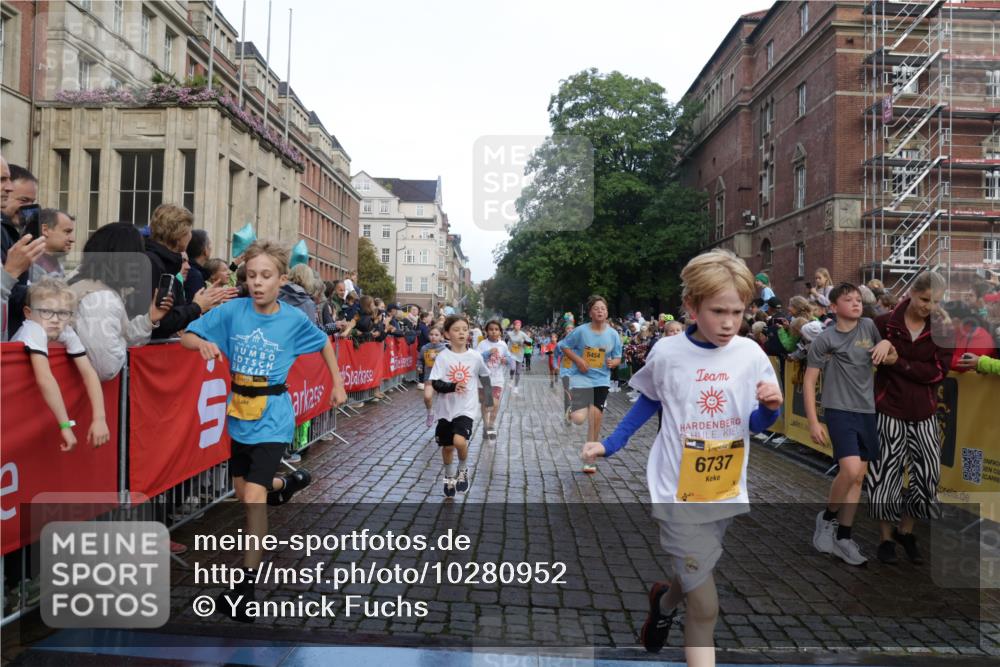 13.09.2026 - Kiel Lauf Yannick Fuchs http://msf.ph/oto/10280952 13.09.2026 08:54:28 Ziel 241, 1218, 2742, 3211, 3896, 3936, 4419, 4494, 4731, 5041, 5462, 5693, 6030, 6214, 6618, 6740, 6945, 7055, 7774, 8110, 8111, 8545, 9447, 9714, 10937, 11656, 120, 193, 488, 1244, 1463, 1529, 1540, 1823, 2122, 2141, 2324, 2489, 2610, 4059, 4618, 4717, 4791, 4956, 5236, 5432, 5586, 5993, 6134, 6733, 7341, 7470, 7815, 8006, 8332, 9291, 9447, 9850, 9880, 10726, 10775, 10868, 10920, 11468, 11672, 11840, 12111, 12112, 12663, 12711, 12829, 159, 561, 820, 1701, 2139, 2770, 4227 meine-sportfotos.de