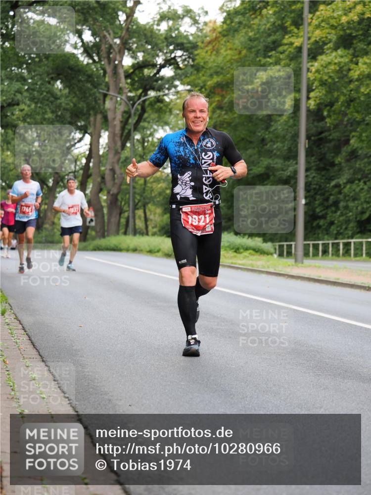 13.09.2026 - 21. swb-Marathon Bremen TobiasT http://msf.ph/oto/10280966 13.09.2026 11:39:50 Laufen 1745, 1921 meine-sportfotos.de