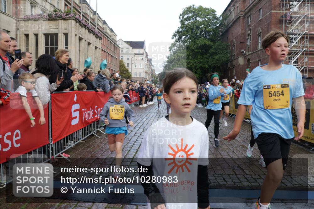 13.09.2026 - Kiel Lauf Yannick Fuchs http://msf.ph/oto/10280983 13.09.2026 08:54:30 Ziel 241, 1218, 2742, 3211, 3896, 3936, 4419, 4731, 5041, 5462, 5693, 6030, 6214, 6618, 6740, 6945, 7055, 7774, 8110, 8111, 8545, 9698, 9714, 10937, 11656, 120, 488, 1218, 1244, 1463, 1540, 1823, 2122, 2141, 2324, 2489, 2610, 4059, 4494, 4618, 4717, 4731, 4956, 5041, 5236, 5586, 5993, 6030, 6134, 7341, 7470, 7815, 8006, 9291, 9447, 9850, 9880, 10726, 10775, 10868, 10920, 11468, 11672, 11840, 12111, 12112, 12663, 12829, 159, 561, 820, 1701, 2139, 2770, 4227, 120, 2122 meine-sportfotos.de