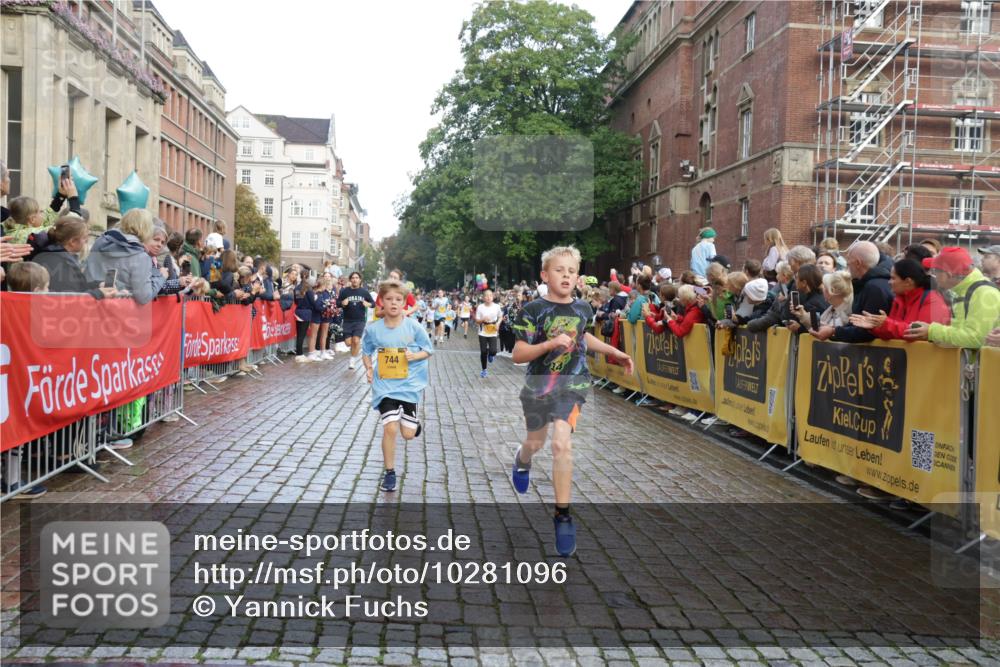 13.09.2026 - Kiel Lauf Yannick Fuchs http://msf.ph/oto/10281096 13.09.2026 08:54:40 Ziel 159, 1701, 2139, 2542, 2754, 3457, 5693, 6574, 6737, 7774, 7877, 8670, 8850, 9045, 9533, 9698, 10488, 11263, 11433, 11656, 241, 488, 1218, 1463, 1540, 2489, 2610, 2742, 3211, 3896, 3936, 4059, 4419, 4494, 4618, 4717, 4731, 5041, 5236, 5462, 5993, 6030, 6134, 6214, 6618, 6740, 6945, 7055, 7470, 8110, 8111, 8545, 9291, 9447, 9714, 9850, 10775, 10868, 10920, 10937, 11468, 11656, 11672, 11840, 12112, 561, 744, 820, 2699, 2770, 2773, 4069, 4227, 4348, 6607 meine-sportfotos.de