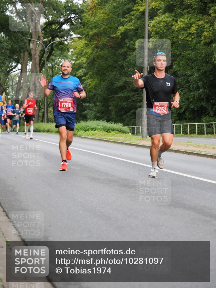 13.09.2026 - 21. swb-Marathon Bremen TobiasT http://msf.ph/oto/10281097 13.09.2026 11:40:37 Laufen 697, 1970, 1780, 1252 meine-sportfotos.de