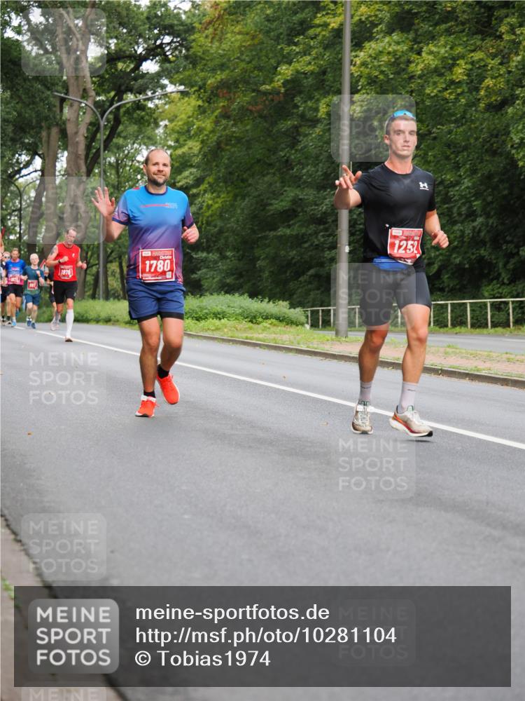 13.09.2026 - 21. swb-Marathon Bremen TobiasT http://msf.ph/oto/10281104 13.09.2026 11:40:37 Laufen 697, 1970, 1780, 1252 meine-sportfotos.de